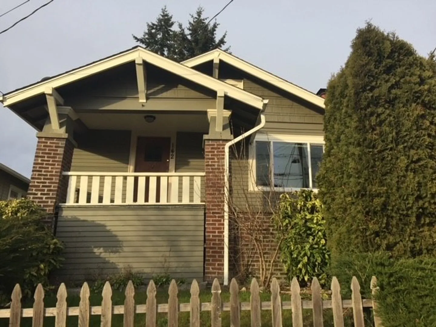 Wallingford 2 Bedroom House with Fenced Yard and Covered Parking — Photo 1