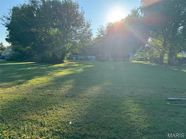 N Van Buren St, Litchfield, IL 62056