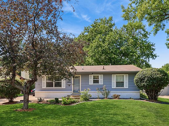 2nd image of 114 NE Oak Dr