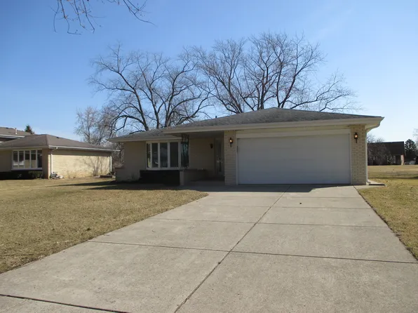 9S239 Cumnor Rd, Downers Grove, IL 60516