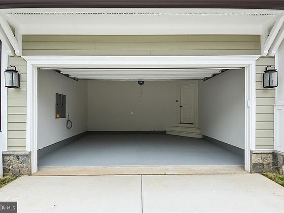 3rd image of 2205 N Edison St
