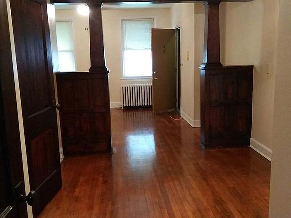 3rd image of 909 Quincy St NE APT 2
