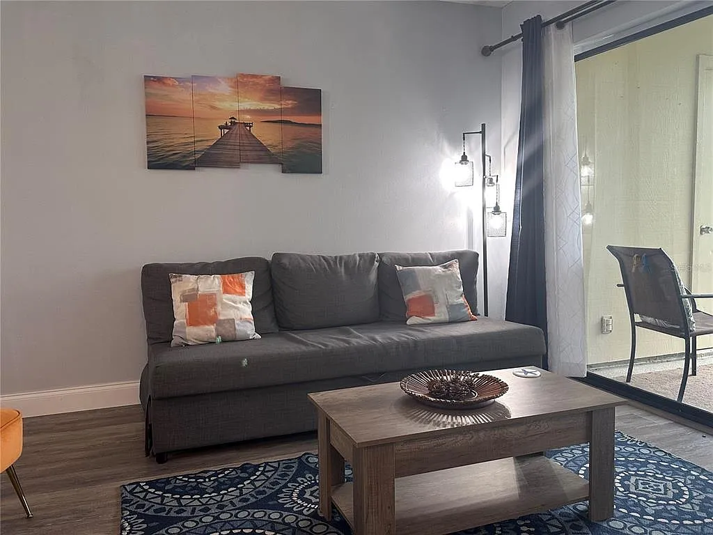 2 bed, 2.0 bath, 890 sqft, $2,400 — Photo 4