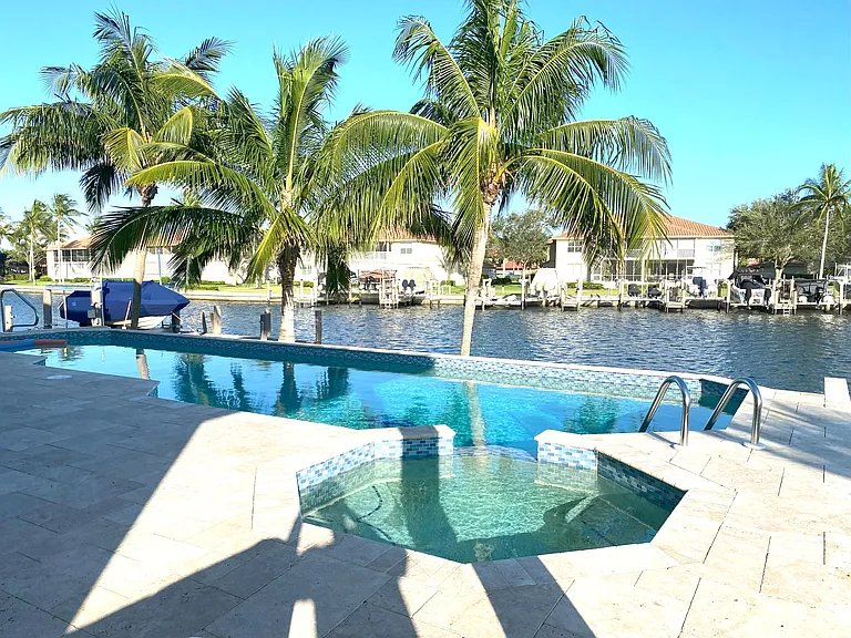Very large heated swimming pool and jacuzzi for you to relax. You can rent a boat and park it on the edge of the deck to get to the house by boat