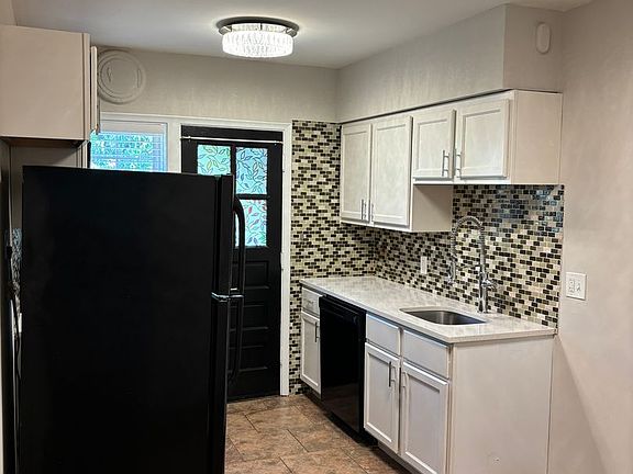 3rd image of 1020 Sanford Ave #1N
