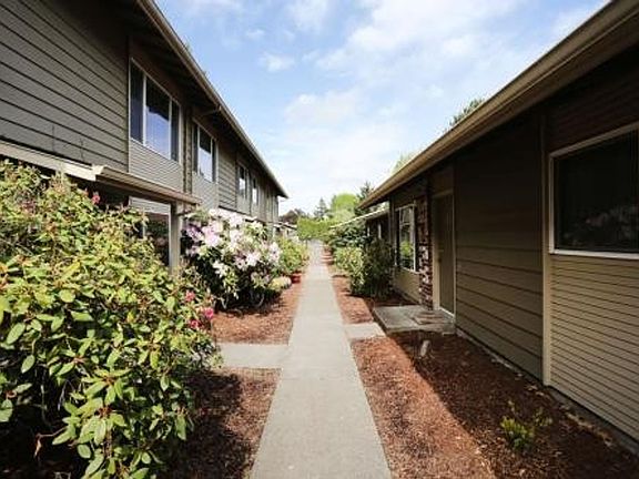 2nd image of 1649 NE Barberry Dr APT 6