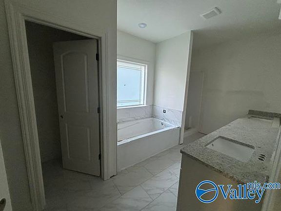 5th image of 825 Chambers Rd