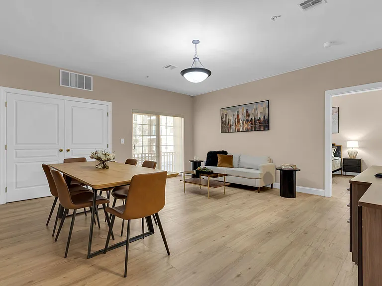 Washington Square Apartments — Photo 11