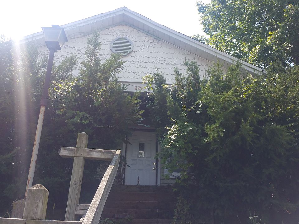 1st image of 220 E Maplewood Ave