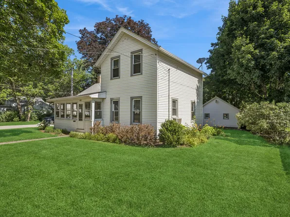 802 E Washington St, Marengo, IL 60152