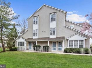 904 Oliphant Ln, Mount Laurel, NJ 08054