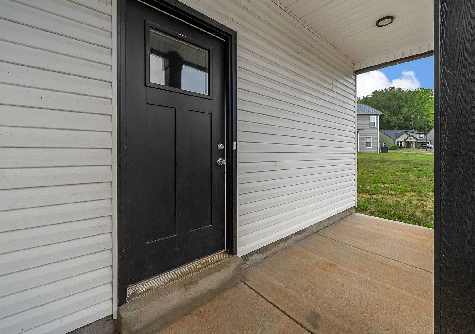 3 Bedroom 2 1/2 Bath Dog Friendly Home For Rent! — Photo 3