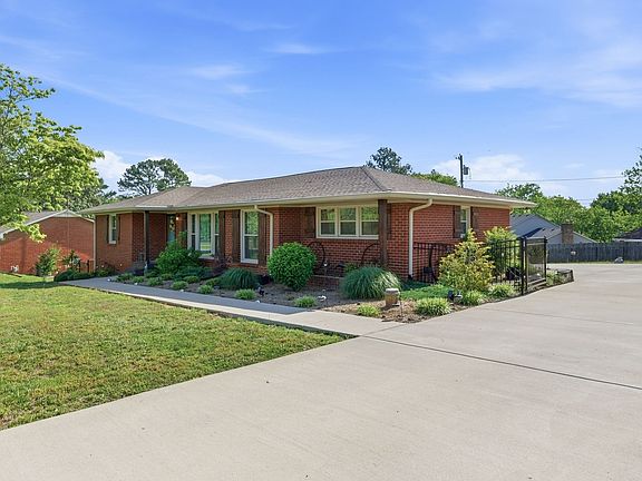 4th image of 210 S Sequoia Dr