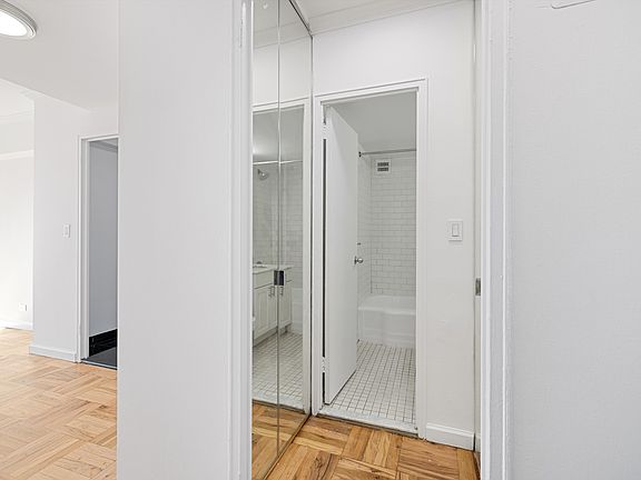4th image of 320 E 23rd St APT 15E