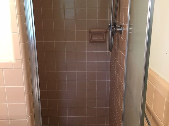 4th image of 1204 Lakeview Dr