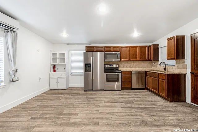 2 bed, 1.0 bath, 1300 sqft, $2,050 — Photo 4