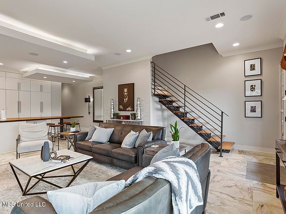 5th image of 216 Eastpark St