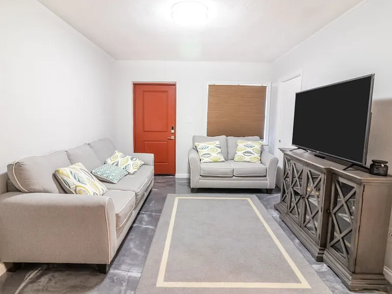 2Bed/1 Bath Apartment for Rent - Near Downtown Sarasota! — Photo 12