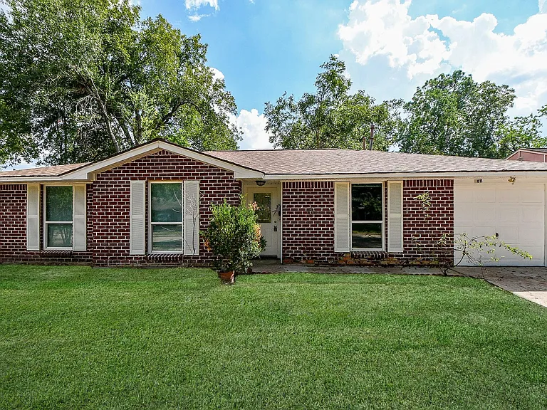 5811 Greencraig Dr — Photo 1