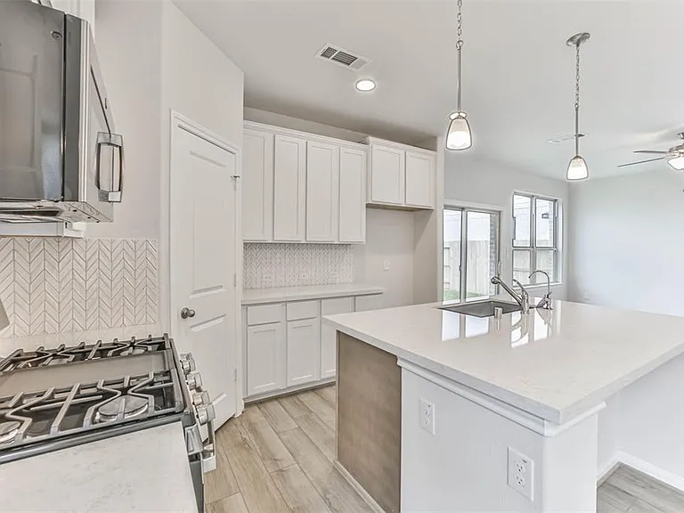 704 Ocean Palms Dr — Photo 9