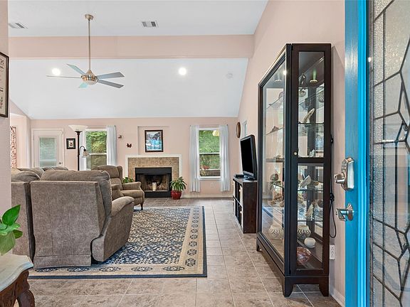 5th image of 605 Pelican St