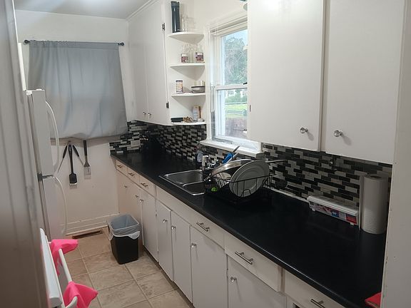 5th image of 1579 Elphinstone St