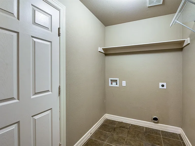 4629 Brighton Dr — Photo 3