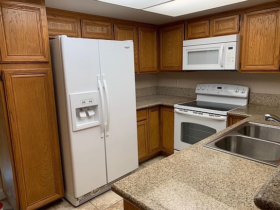 Kitchen with Refrigerator, electric stove, Microwave and Dishwasher. Quartz countertop