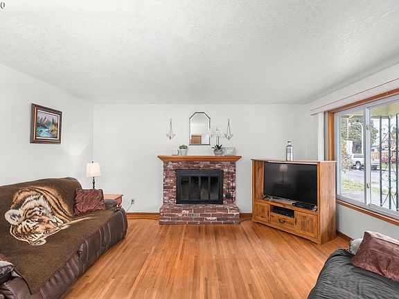 3rd image of 1263 SE Alder St
