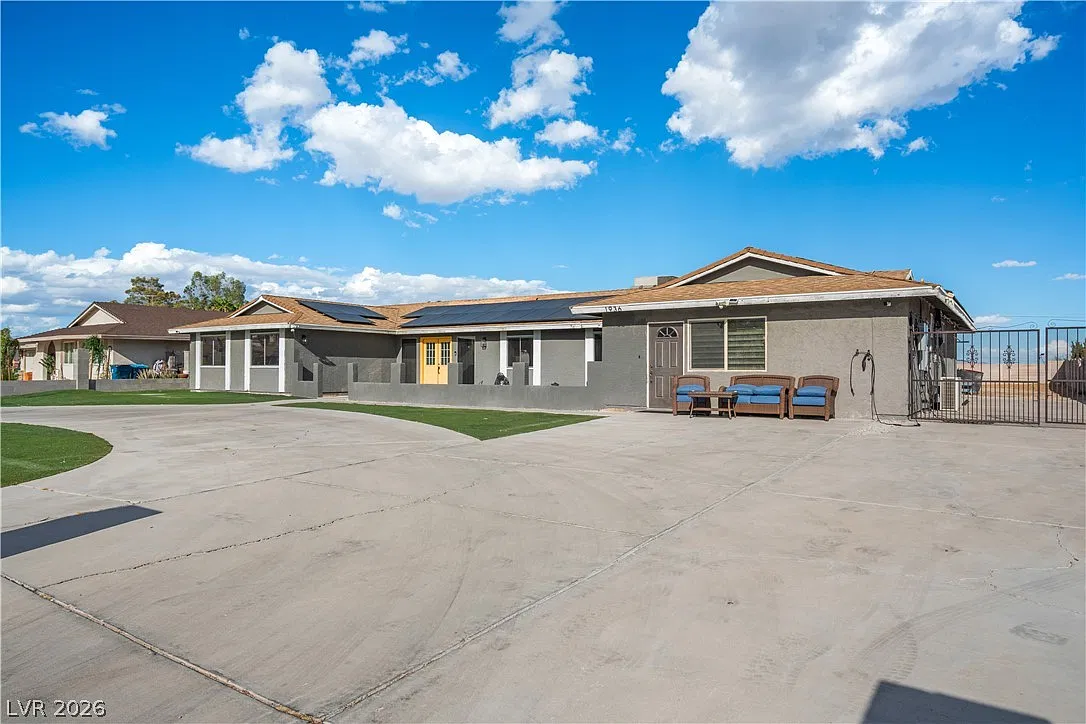 4 bed, 2.0 bath, 2572 sqft, $4,900 — Photo 1