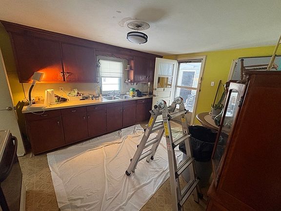 3rd image of 47 Arbutus St