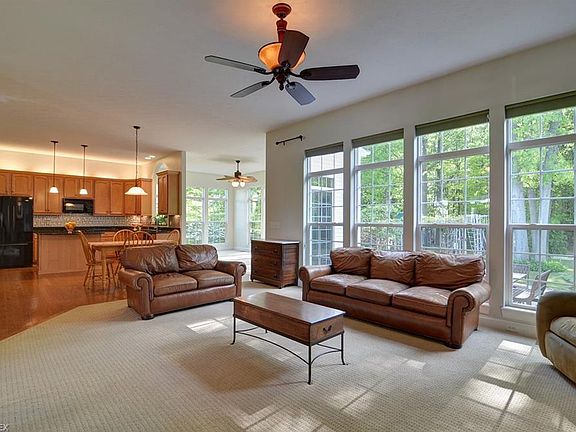 3rd image of 396 Harbor Ct
