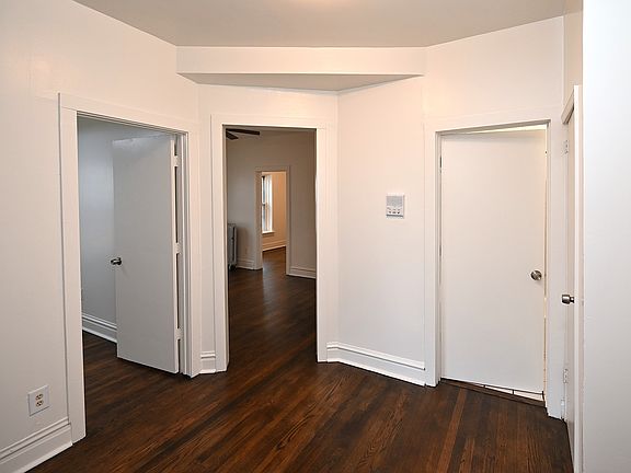 3rd image of 959 E 61st St #2