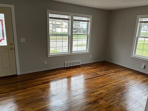 4th image of 6169 Buckingham Ave