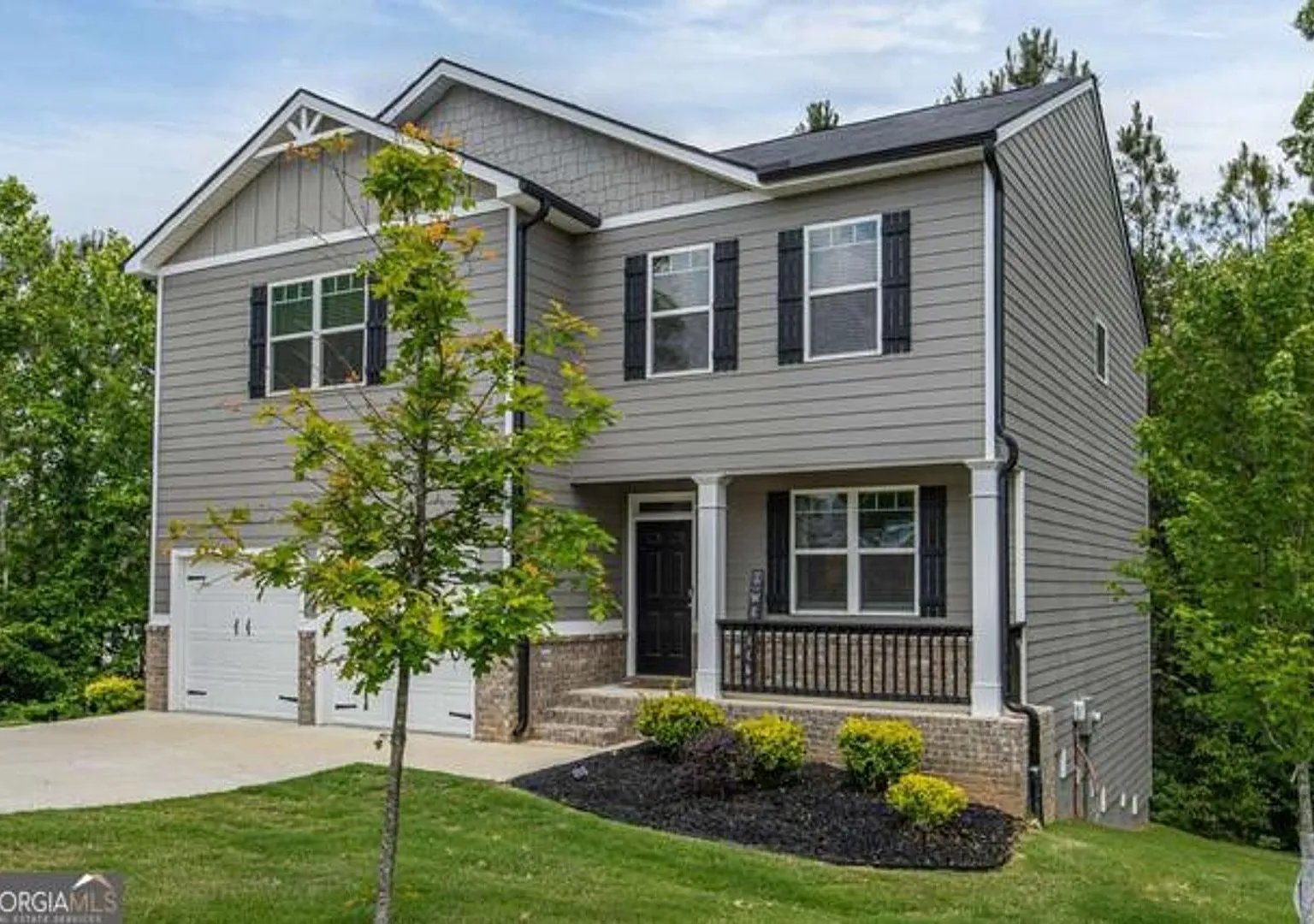 Like-New 4 bedroom 2.5 bathroom home with Custom Touches, open floor plan AND a Cul-de-sac lot! M... — Photo 2