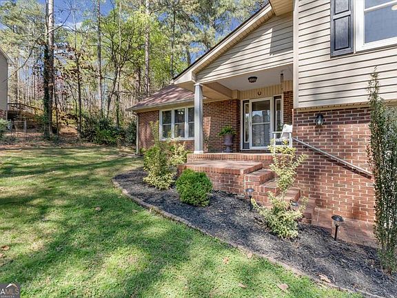 2nd image of 10 Cumberland Dr SE