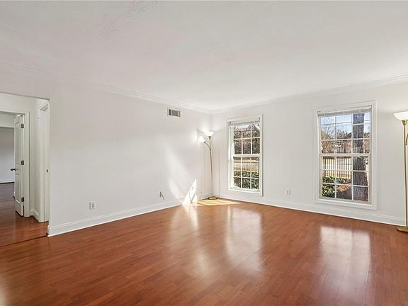 3rd image of 750 Dalrymple Rd APT B4