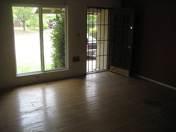 4th image of 6617 Larchmont Dr