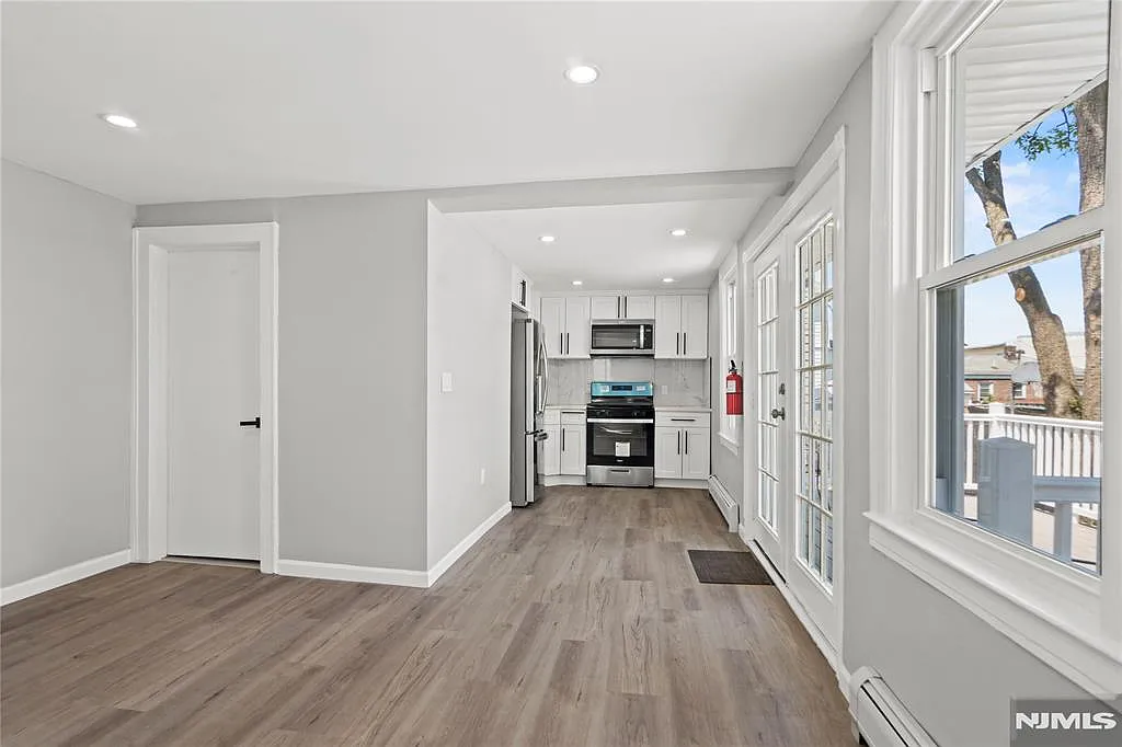 190 Washington Ave photo 1