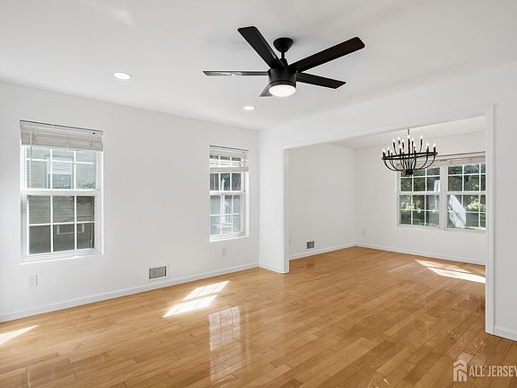 5th image of 53 Bernard Ave