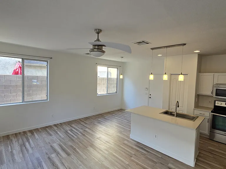 6622 W Polk St — Photo 5