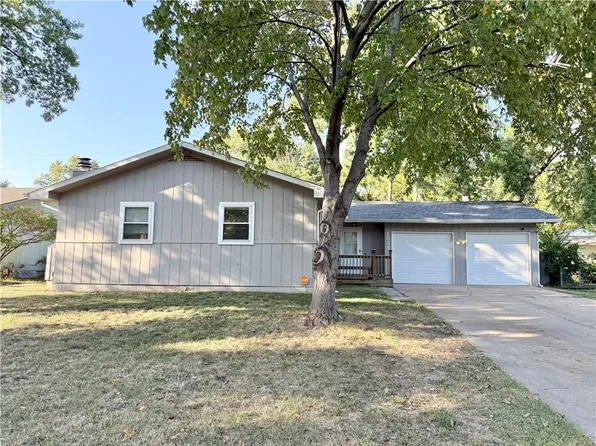 1834 W 27th Ter, Lawrence, KS 66046