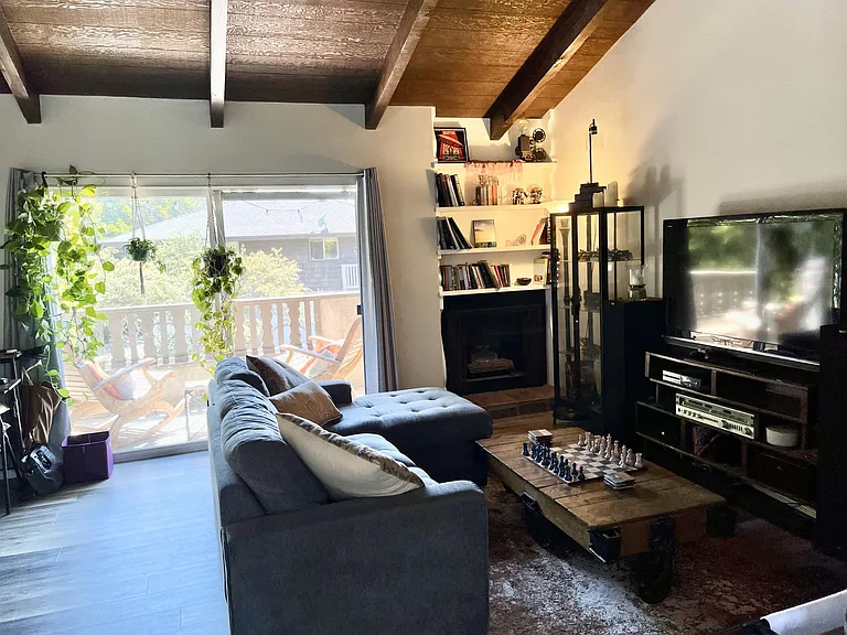 890 Peninsula St #4 — Photo 3