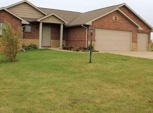 10497 Black Walnut Ct, Peosta, IA 52068