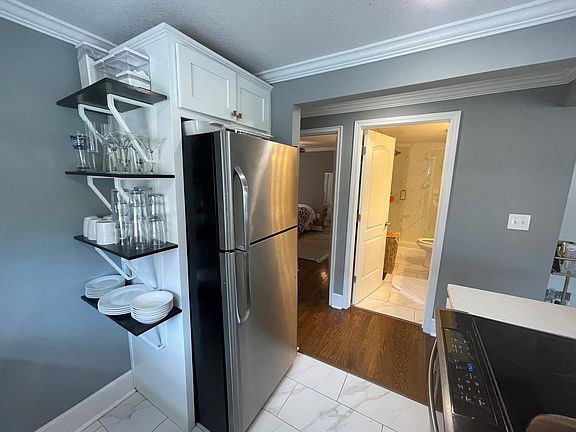 4th image of 1100 W 45th St APT 1