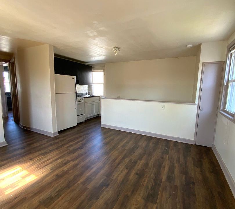 2nd image of 112 Front St APT D