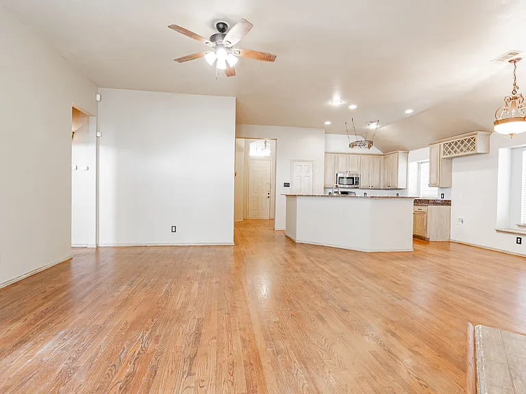 1875 Crestlake Dr — Photo 17