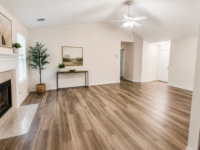 915 Amelia Grove Ln — Photo 2