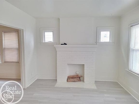3rd image of 1456 Beaconsfield Ave