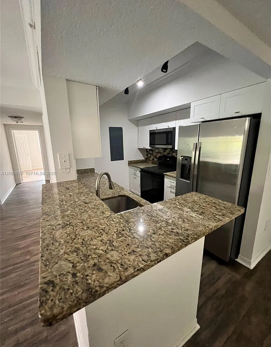 Marquesa Condo — Photo 1